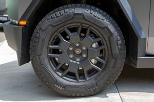 รถมือสองล่าสุดปี 2024 เทสลา ไซเบอร์ทรัค ไซเบอร์บีสต์ พร้อมส่งทั่วโลก - Product Image 3