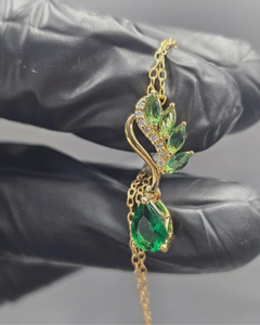 Colgante de moissanita chapado en oro de 18 quilates con piedras verdes de corte pera y dije de corte brillante redondo, temático para mujer - Product Image 1