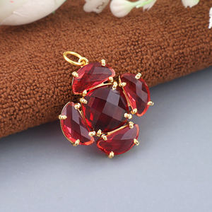 Colgante Decorativo Infantil de Cuarzo Rubí con Gema en Forma de Flor, Corte Cojín, Eslabón Central, Latón Bañado en Oro de 18K, Estilo Minimalista y Moderno - Product Image 3