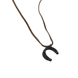 Collar con colgante de herradura de la suerte de hierro forjado de lujo, acabado en hierro oscuro natural, pedido al por mayor para compradores globales - Product Image 1