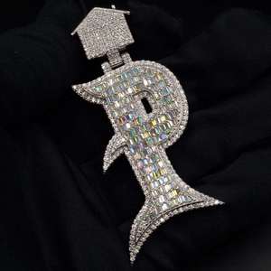 Collar con colgante personalizado en forma de pez, chapado en oro blanco, acabado en plata, con diamantes de moissanita talla baguette y engaste tipo bail. - Product Image 5