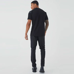 Camiseta Negra de Manga Corta a Precio Económico, Cuello Redondo, Diseño Geométrico con Pedrería, Estilo Urbano, Corte Regular - Product Image 4