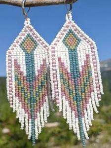 Pendientes de cuentas de vidrio a la moda para amantes de la moda contemporánea que complementan el armario con un accesorio artístico de cuentas. - Product Image 2