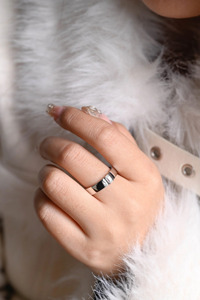 Bague solitaire en or rose avec diamant de laboratoire taille émeraude - Product Image 2