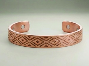 Bracelet manchette en cuivre gaufré, motif estampé, travail de relief détaillé, design gravé, surface gravée, bijoux en relief - Product Image 6