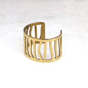 Bracelet manchette en laiton fait main - Manchette large ajourée au design architectural - Bijou manchette ouverte géométrique doré - Cadeau pour elle - Product Image 2