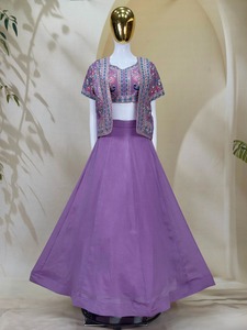 Ensemble Lehenga Choli Moderne en Soie Violette, Brodé de Paillettes, avec Crop Top Sans Manches et Jupe Longue, Coupe Classique, pour Mariage Gujarati - Product Image 2