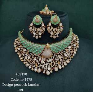 Juego de Joyería Nupcial Clásico Peacock Kundan 09170 con Perlas, Collar, Aretes y Tikka en Color Dorado, con Piedras Rojas y Rosas, Accesorios de Moda - Product Image 3