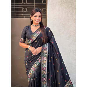 Sari de Seda Baluchari Negro con Bordado Zari, Elegante Vestido de Novia - Product Image 2