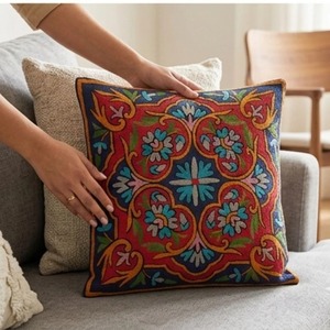 Funda de cojín con bordado Crewel de Cachemira — Arabescos azul marino y rojo con turquesa y dorado - Product Image 1