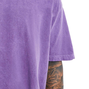 Camiseta de punto casual de algodón de color morado liso con cuello redondo y manga corta para hombre, estilo oversize, con lavado ácido, disponible para la venta. - Product Image 3