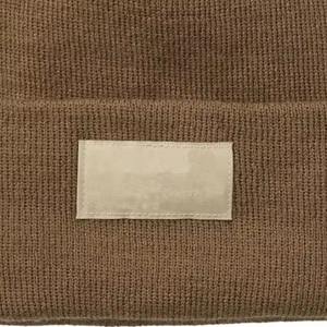 Bonnet en jacquard 100 % acrylique, style streetwear hivernal, avec revers, uni, côtelé, pour la plage et les affaires - Product Image 4