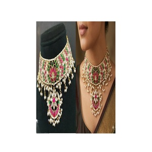 Parure Collier Ras-du-Cou et Boucles d'Oreilles en Laiton Plaqué Or avec Perles et Moissanite, Style Antique Jadau, Qualité Supérieure, Collection Mariage - Product Image 2