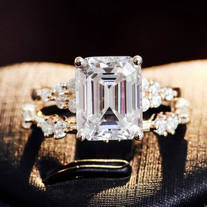 Bague de fiançailles de luxe à trois pierres taille émeraude, certifiée IGI, en or 14K 18K, style vintage, avec diamant de laboratoire - Product Image 4