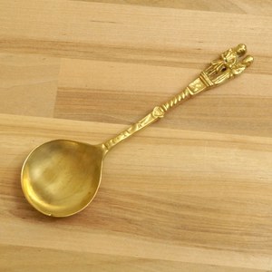 Cuillère à dîner en laiton doré, faite à la main, avec un design embossé et artistique, pour la maison et l'hôtellerie, par Universal Overseas. - Product Image 5