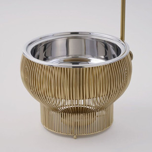 Élégant réchaud doré avec un support suspendu fin et un couvercle bombé pour servir vos plats préférés avec style et élégance. - Product Image 5