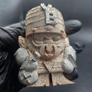 จี้รูปตัวการ์ตูนประดับมอสซาไนต์ทรงเหลี่ยมแบบไอซ์ ชุบโรเดียม/ทอง เงินแท้ 925  งานสั่งทำได้ ของขวัญเพื่อน ของที่ระลึกงานปาร์ตี้ เครื่องประดับคุณภาพสูง - Product Image 1