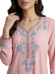 Vestido Largo Rosa con Bordado Floral, Cuello en V, Estilo Casual - Product Image 3