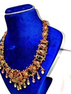 Collar tradicional indio de oro antiguo de 22k con colgante floral redondo de Lakshmi disponible en ORO/PLATA/BRONCE - Product Image 4