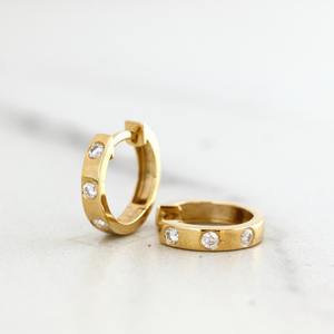 Pendientes de Aro Huggie de Oro Sólido de 14K con Diamantes Cultivados en Laboratorio, Regalo Minimalista para Mujer - Product Image 1