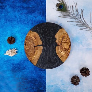 Tabla de cortar de lujo de madera de olivo y resina epoxi azul, perfecta para cortar, servir, preparar charcutería y exhibir queso, procedente de la India. - Product Image 5