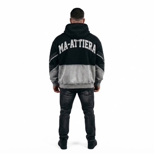 Sudadera con Capucha para Hombre en Color Negro y Gris con Paneles Curvos en Contraste, Detalle Gráfico en el Pecho, Bolsillo Tipo Canguro, Estilo Urbano Personalizado - Product Image 6