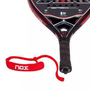 Overgrip de tennis Nox avec cordon de sécurité, impression sérigraphique noire et rouge, ajustement universel - Product Image 4