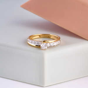 Purecarat Anillo de Compromiso de Diamante Redondo con Pave Yellow Gold Band Solitario con Acentos - Product Image 4