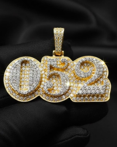 Pendentif personnalisé en argent 925 pour homme, style hip-hop, avec lettres initiales, numéro porte-bonheur ou nom, entièrement serti de pierres brillantes - Product Image 1