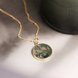 Élégant pendentif vintage en argent 925 avec disque rond en agate mousse véritable, idéal pour superposition - Product Image 6
