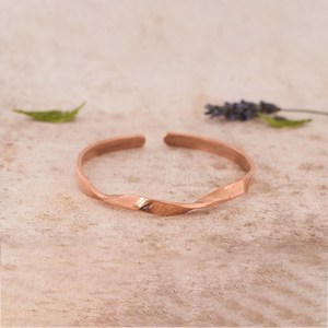 Bracelet fin torsadé en cuivre pur, style hippie bohème chic, bijou de guérison naturelle, fabriqué à la main au Népal - Product Image 2