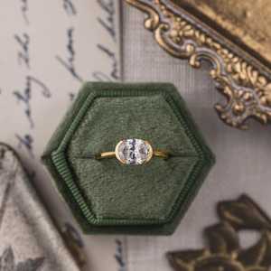 Bague de fiançailles solitaire en diamant de laboratoire ovale East West – 1 carat, sertissage demi-cerclé - Product Image 2