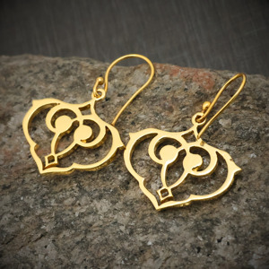 Pendientes colgantes florales huecos chapados en oro de 18 quilates para mujer, pendientes colgantes elegantes y ligeros, joyería - Regalo para ella - Product Image 3