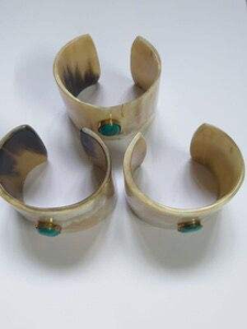 Bracelet manchette rond moderne en corne naturelle écologique fait main avec incrustation de pierres précieuses colorées, bijoux en corne de buffle pour femme - Product Image 3