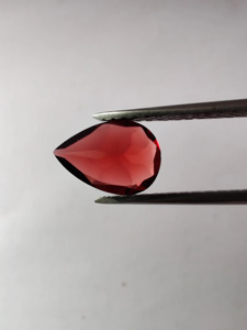 Granate natural / 7 x 9 mm / Calidad VS / Granate rojo de Mozambique / Forma de pera / Facetado / 1.85 quilates - Product Image 1