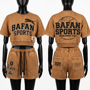 Conjunto de top corto y shorts de algodón felpa de 300 GSM con lavado ácido para mujer, color marrón, con detalle de parche con logo impreso personalizado. - Product Image 5