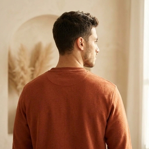 เสื้อสเวตเชิ้ตคอกลมสีน้ำเงินสำหรับผู้ชาย ตกแต่งด้วยการต่อผ้าสีต่างๆ ทรงปกติ สวมใส่สบายๆ สำหรับฤดูใบไม้ร่วง ผลิตจากผ้าฝ้ายเฟรนช์เทอร์รี่ 100% - Product Image 2