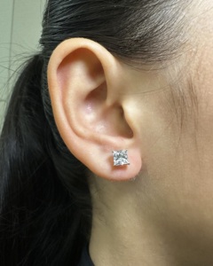 Boucles d'oreilles clous solitaires classiques taille princesse en or 10K, bijoux fins de luxe pour mariée, fournisseur en gros - Product Image 3