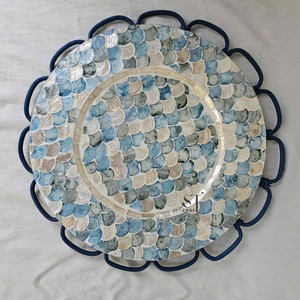 Plato de presentación redondo decorativo costero de concha de capiz de nácar con diseño de escamas de pez azul para bodas al por mayor - Product Image 2