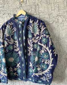 Veste en velours brodée Suzani faite à la main pour femmes, artisanat indien floral, manches longues, manteau ethnique d'hiver, vêtements de mode boutique - Product Image 1