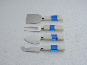 Ensemble de 4 ustensiles à fromage écologiques en acier inoxydable avec poignées en résine antidérapantes et légères pour plateaux de fromages - Product Image 3