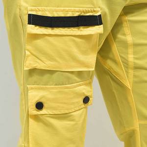 กางเกงคาร์โก้สีเหลืองน้ำหนักเบาคุณภาพสูงสำหรับผู้ชาย สไตล์สตรีทแวร์ เอวยางยืด ลำลอง มีกระเป๋าหลายช่อง ผ้าฝ้าย รับสกรีนโลโก้ - Product Image 5