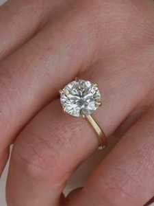 Bague de fiançailles en diamant rond de laboratoire de 5 carats, alliance pavée, 6 griffes classiques, certifiée IGI - Product Image 1