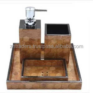 Ensemble de salle de bain en résine écologique peint à la main avec organisateur Love pour les intérieurs modernes et classiques - Product Image 2