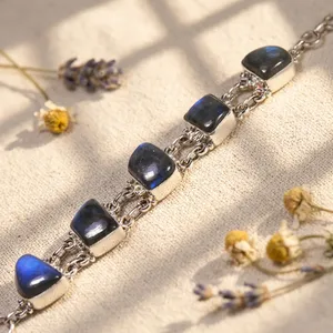Pulsera de Labradorita Hecha a Mano con Plata de Ley 925, Pulsera de Piedras Naturales con Destellos Azules para Mujer - Product Image 2