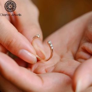 Bague de fiançailles classique pour femme Charm_Jewells, plaquée or rose, trois pierres, moissanite taille coussin, certifiée IGI, sertie à griffes - Product Image 1