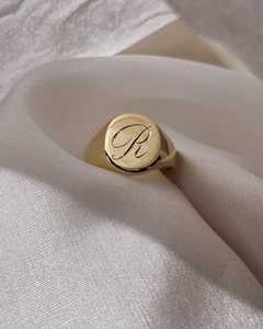 Anillos de Sello Iniciales Personalizados con Letra Grabada, Monograma Pequeño, Anillo de Declaración Moderno Unisex para el Dedo Muñeco, Banda de 3mm, Chapado en Oro de 10K 14K 18K - Product Image 5