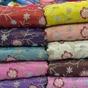 Broderie de perles sur tissu viscose, travail multicolore - Product Image 1