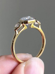 แหวนหมั้น/แต่งงาน/ครบรอบ ทรง Asscher Cut ประดับเพชรโมอิสซาไนต์สามเม็ด ตัวเรือนเงินแท้ 925 ชุบทอง สำหรับทั้งชายและหญิง - Product Image 3