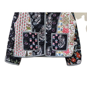 Chaqueta Acolchada Reversible de Algodón Suave Hecha a Mano en India, Diseño Floral, Ecológica, para Mujer, Comodidad Invernal - Product Image 5